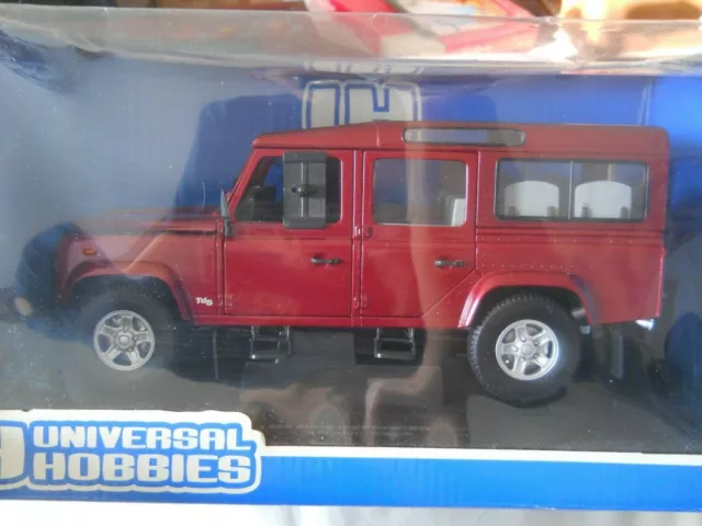 Universal Hobbies Land Rover Defender 110 Station Wagon 1:18 Diecast