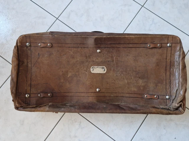 Valise Vintage Ouverte Pour Illustration Vectorielle De Voyage | Vecteur Premium