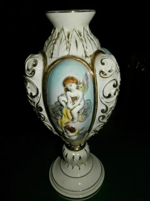 Grand vase ancien en porcelaine de Capo di Monte à décor de puttis. Vers 1950