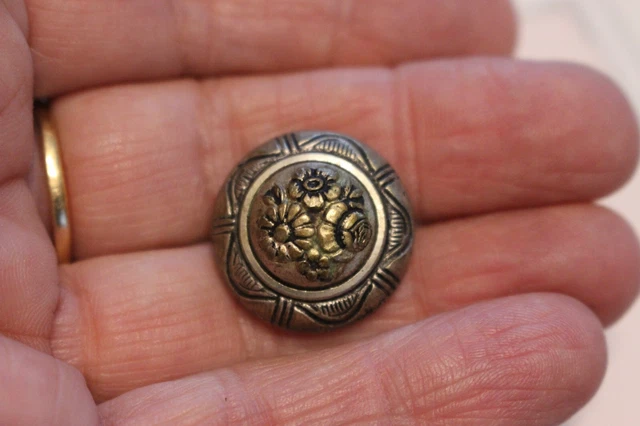 BOUTON ANCIEN COUTURE métal bombé bouquet de fleurs
