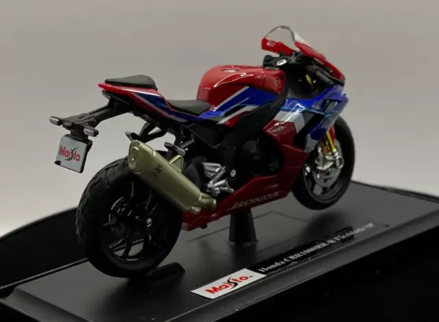 Honda CBR1000RR-R Fireblade SP 2020 in red / blue, 1:18 scale motorbike, Maisto
