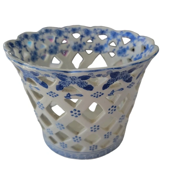 Lattice Blue And White Basket 6'' floral scalloped edges Andrea by Sadek
