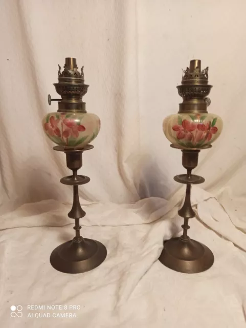 Paire de lampes à pétrole toupies de piano verre peint montees sur bougeoirs