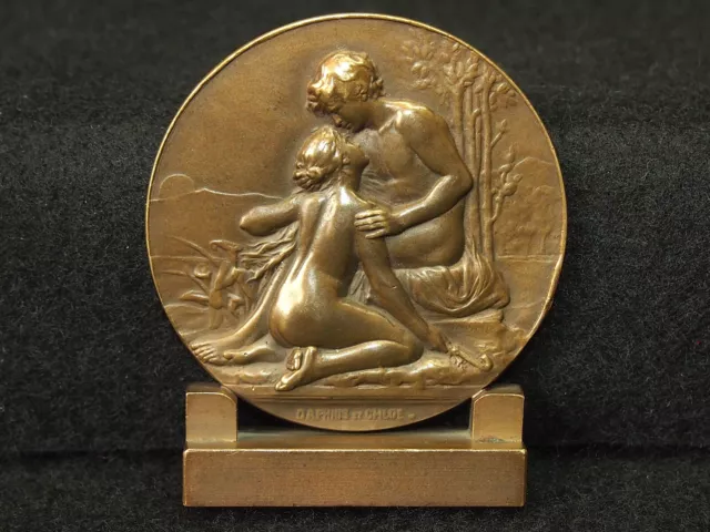 MEDAILLE ART BRONZE CH.PILLET SUR SOCLE - TENDRESSE AMOUR - DAPHNIS et CHLOÉ