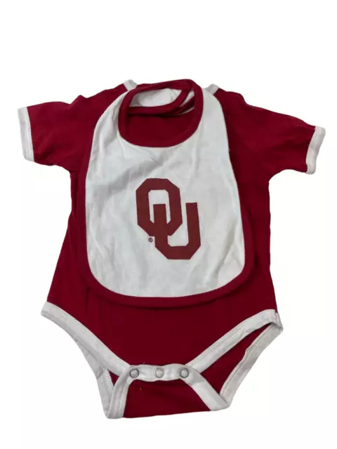 Colosseum Oklahoma Sooners Kleinkind " Junior CM one piece Mit Lätzchen, Rot 0-3