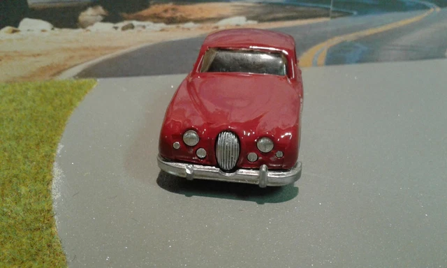 Norev- Jaguar MK2 2L400  Modèle n° 17 rouge  ( 1/43 )