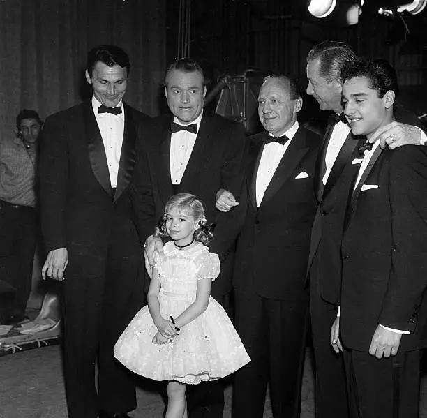 ACTRESS EVELYN RUDIE poses with Jack Palance, Red Skelton, Jack Be ...