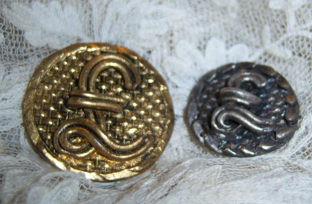 B236 BOUTON ANCIEN metal ART DECO  avec " L " argenté 2.2 CM  doré 3. CM