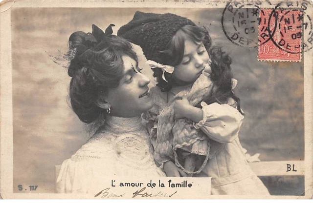 Enfants - n°82056 - L'Amour de la Famille - Une femme portant une fillette et