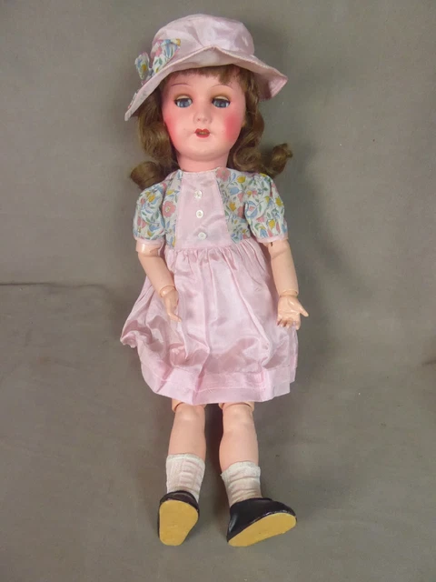 Poupée ancienne avec tête en porcelaine et yeux en pâte vitreuse