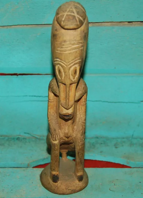 Ancienne petite statuette en bois Africaine 17,8 cm de haut