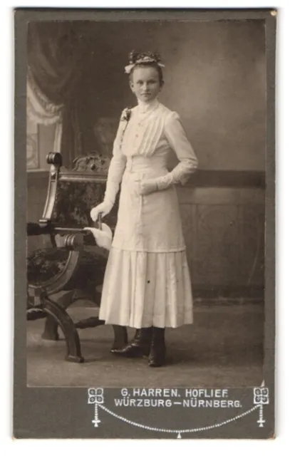 Fotografie G. Harren, Würzburg, junges Mädchen im weißen Kommunionskleid mit Bl