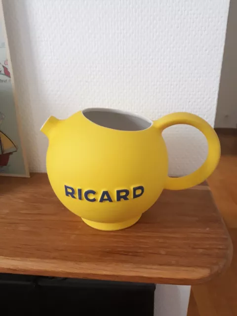RICARD ,ancien pichet en plastique jaune ,design ROBERT STADLER