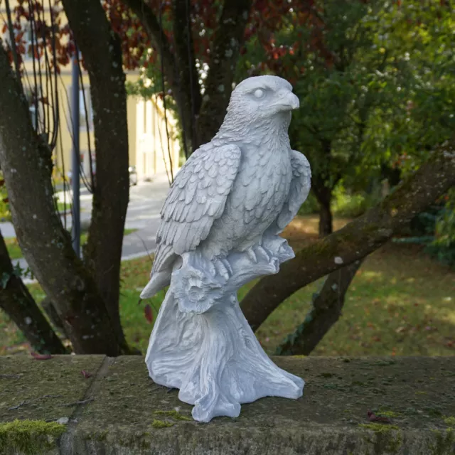 Massive Steinfigur prächtiger Falke Vogel aus Steinguss frostsicher