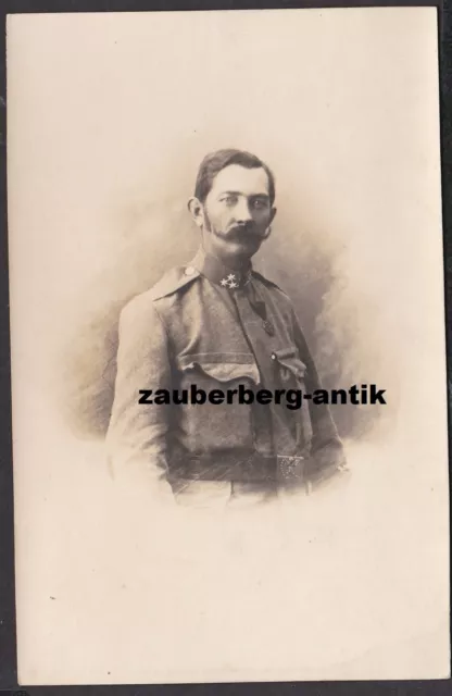 19109 Portrait Foto Kuk Soldat in Uniform mit Orden Kunstlicht Atelier Wien I.