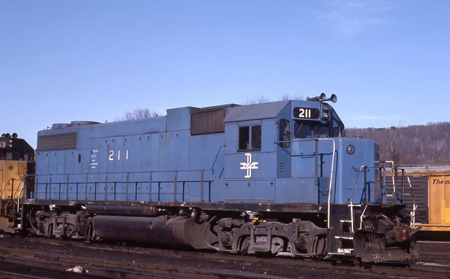 Original Slide: B&M Boston & Maine GP38-2 211