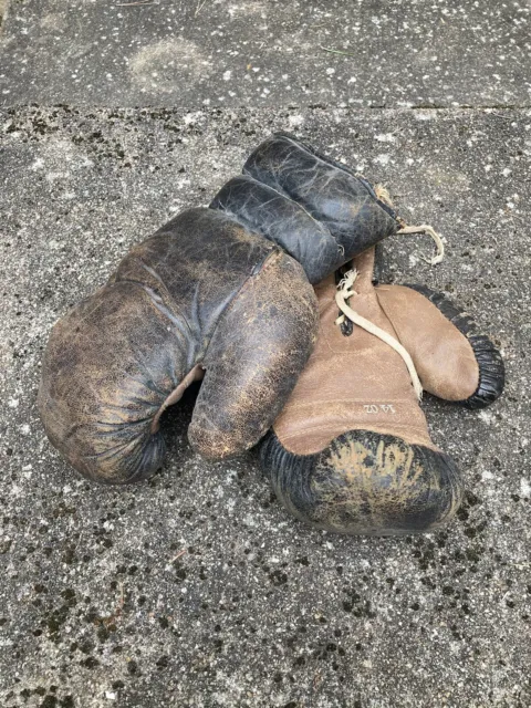 paire anciens gants de boxe en cuir vintage Estampillé