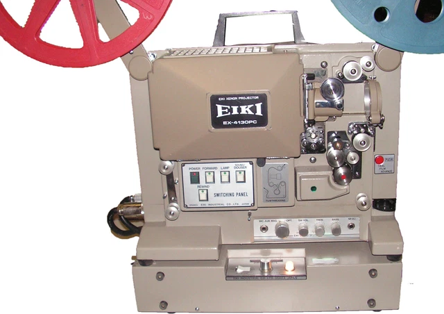 Projecteur EIKI EX 4130 PC professionnel quasi neuf en 16 mm