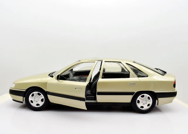 Solido Actua 8504 – Renault Safrane Rouge – Échelle 1/18 – Miniature Collection