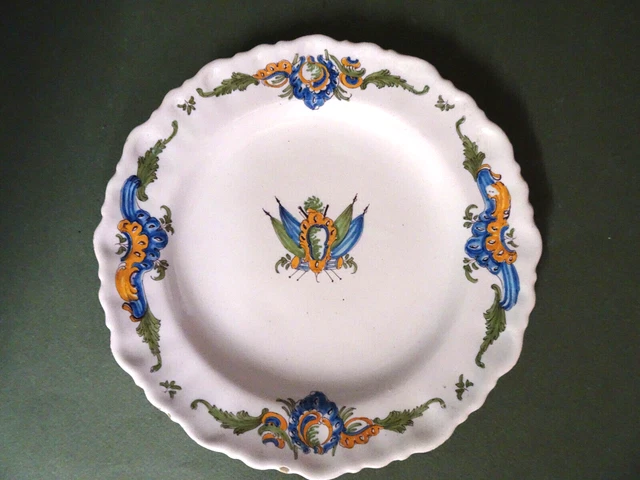 Assiette au drapeau en faience de Moustiers.XVIII°.