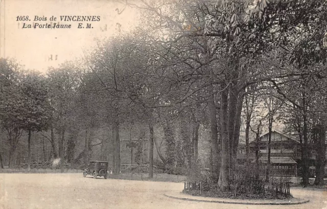 CPA Bois de VINCENNES la porte jaune