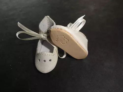 CHAUSSURES en CUIR pour POUPEE BLEUETTE (4 cm) Modèle "Julie" à trous - écru