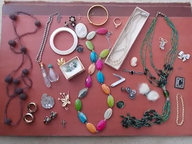 Job Lot Vintage Jewellery Items Earings Necklace Brooch etc