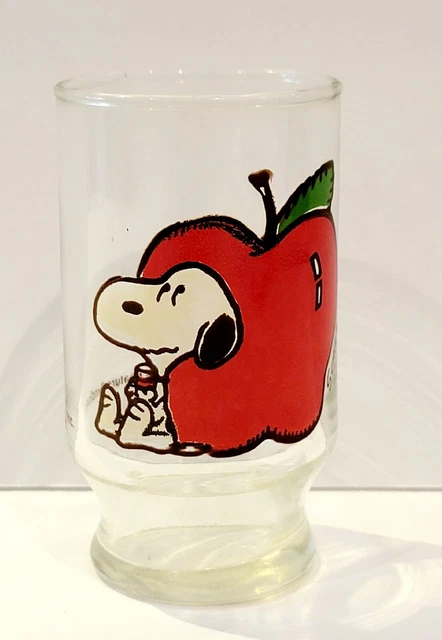 Vintage 1958 United Feature Syndicate Snoopy Peanuts Juice Glass Apple