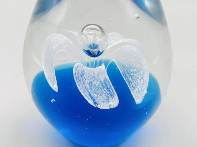 Glas eiförmig Briefbeschwerer klar mit weißem Blumendesign kobaltblaue Basis