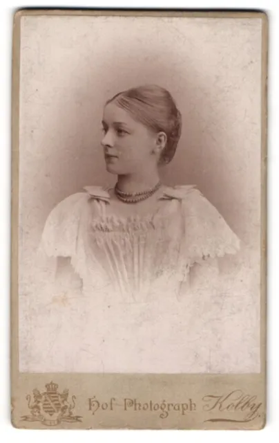 Fotografie Kolby, Zwickau, Portrait junge Dame im weißen Kleid mit Halskette