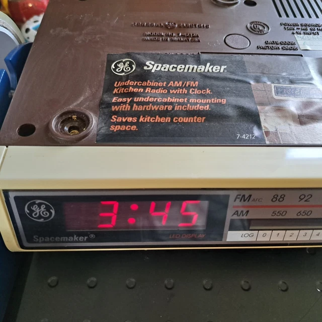 VINTAGE GE SPACEMAKER Under Kitchen Clock Radio. Model 74212A