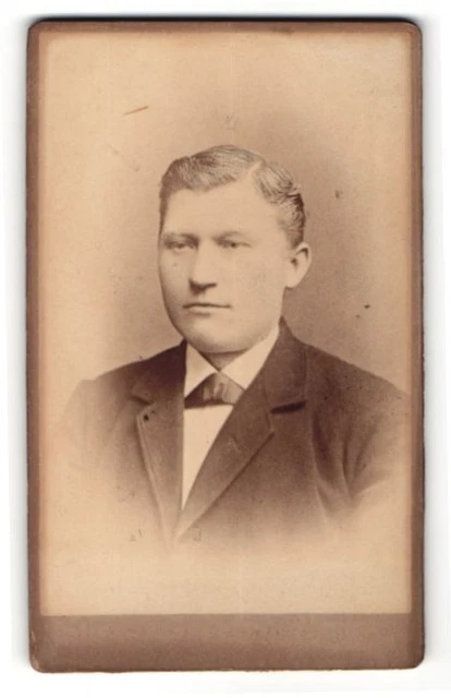 Fotografie unbekannter Fotograf und Ort, Portrait eleganter Mann mit Fliege im