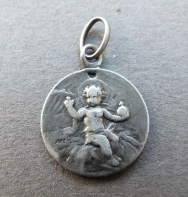 Niño Jesús. Colgante religioso de plata antigua francesa con sello
