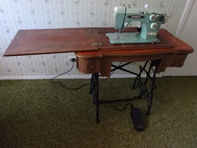 Antique Singer Sewing Machine with Wood Top & Cast Iron Base
