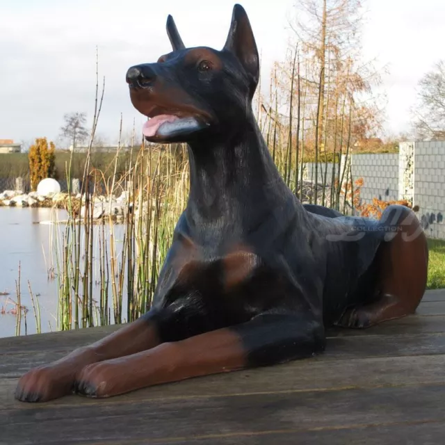 DOBERMANN lebensgroß 90 cm liegend HUND Hundefigur Garten Deko Tier Figur Statue