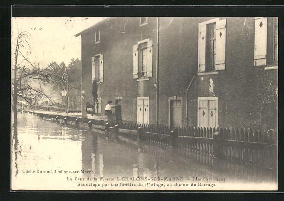 CPA Chalons-sur-Marne, inondation / Crue de la Marne 1910, Sauvetage par une fe