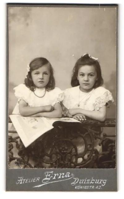 Fotografie Atelier Erna, Duisburg, Königstr. 42, Zwei hübsch gekleidete Mädchen