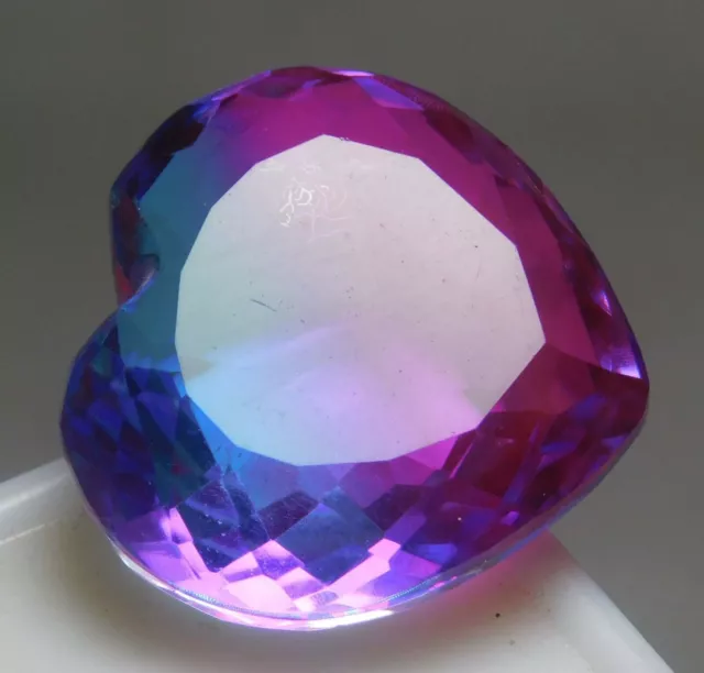 39 carats. Belle pierre précieuse en vrac de forme de coeur de tourmaline...