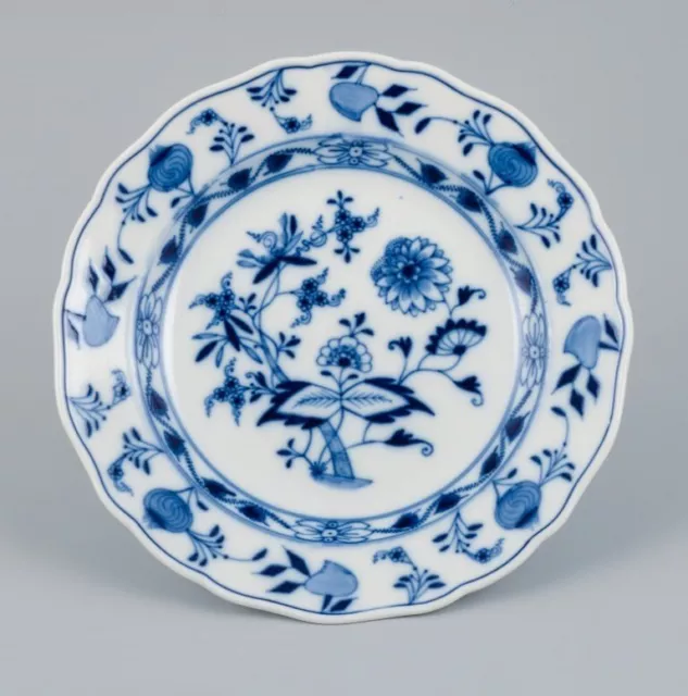 Meissen, Blue Onion pattern. Set of three hand-painted dinner plates. 2