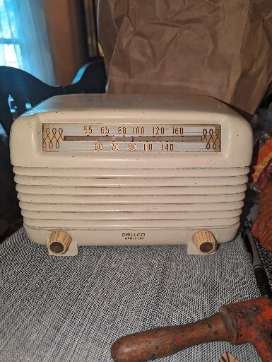 Vintage 1940s Philco Tube Type Table Top Radio
