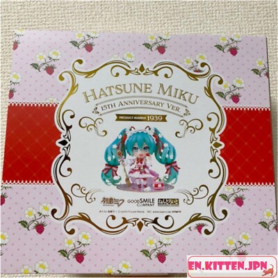 strawberry miku figure