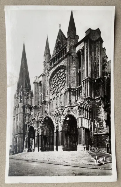 2 CHARTRES (Eure-et-Loir) * La Cathédrale * Le Portal de la Vieille Tour * 1943