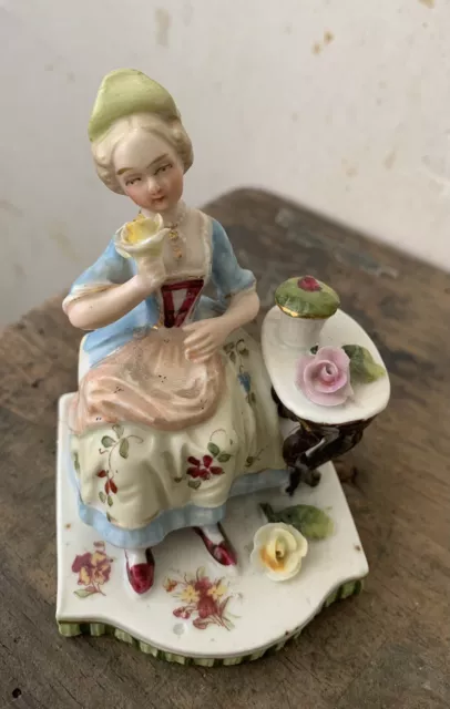 Figurine Femme Assise Porcelaine  Objet De Vitrine
