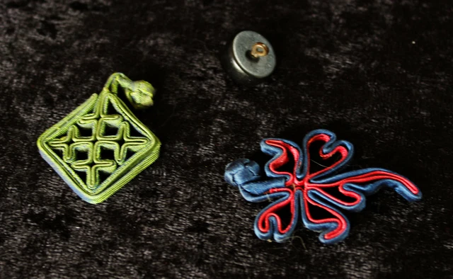 Sujetadores vintage para rana de tela china y botón de plástico rojo y negro