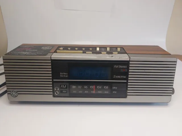 General Electric Clock Radio Walnut Grain Finish EA7-4945A Compact Select Stylin