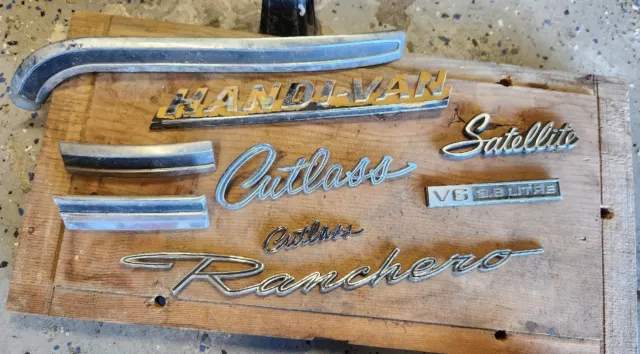 Vtg Hood Ornamet/emblems