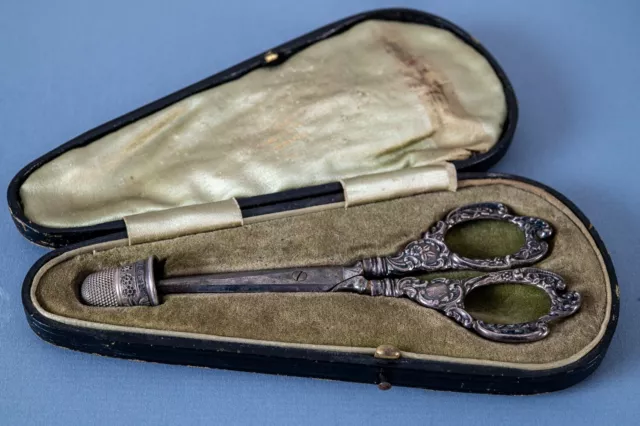 Antique cased silver sewing set scissors & thimble