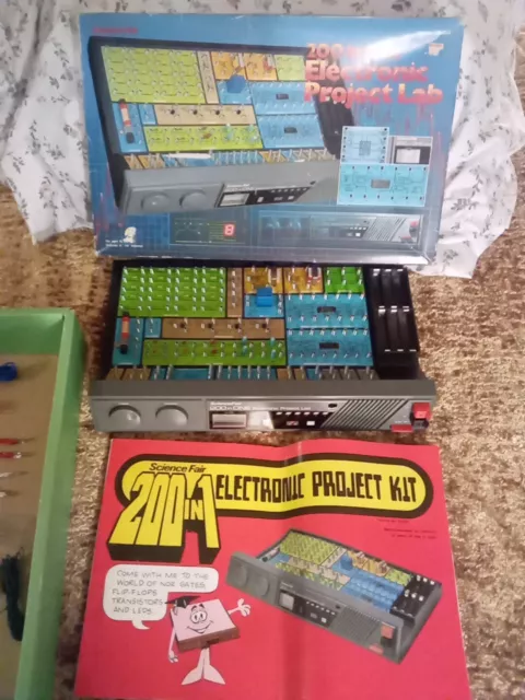 Vtg Science Fair Electronic Kit Project Lab 200 in One Radio Shack 28-249 TESTED