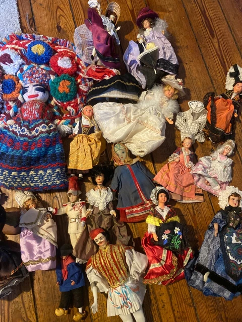 LOT DE POUPEES anciennes tenue folklorique souvenirs voyage folklore le