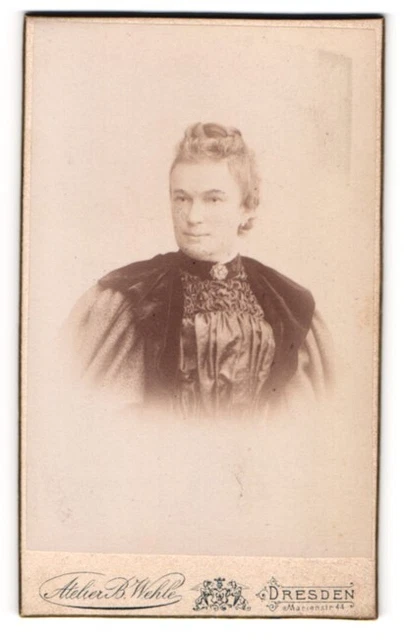 Fotografie B. Wehle, Dresden, Portrait junge Dame mit Hochsteckfrisur und Krage